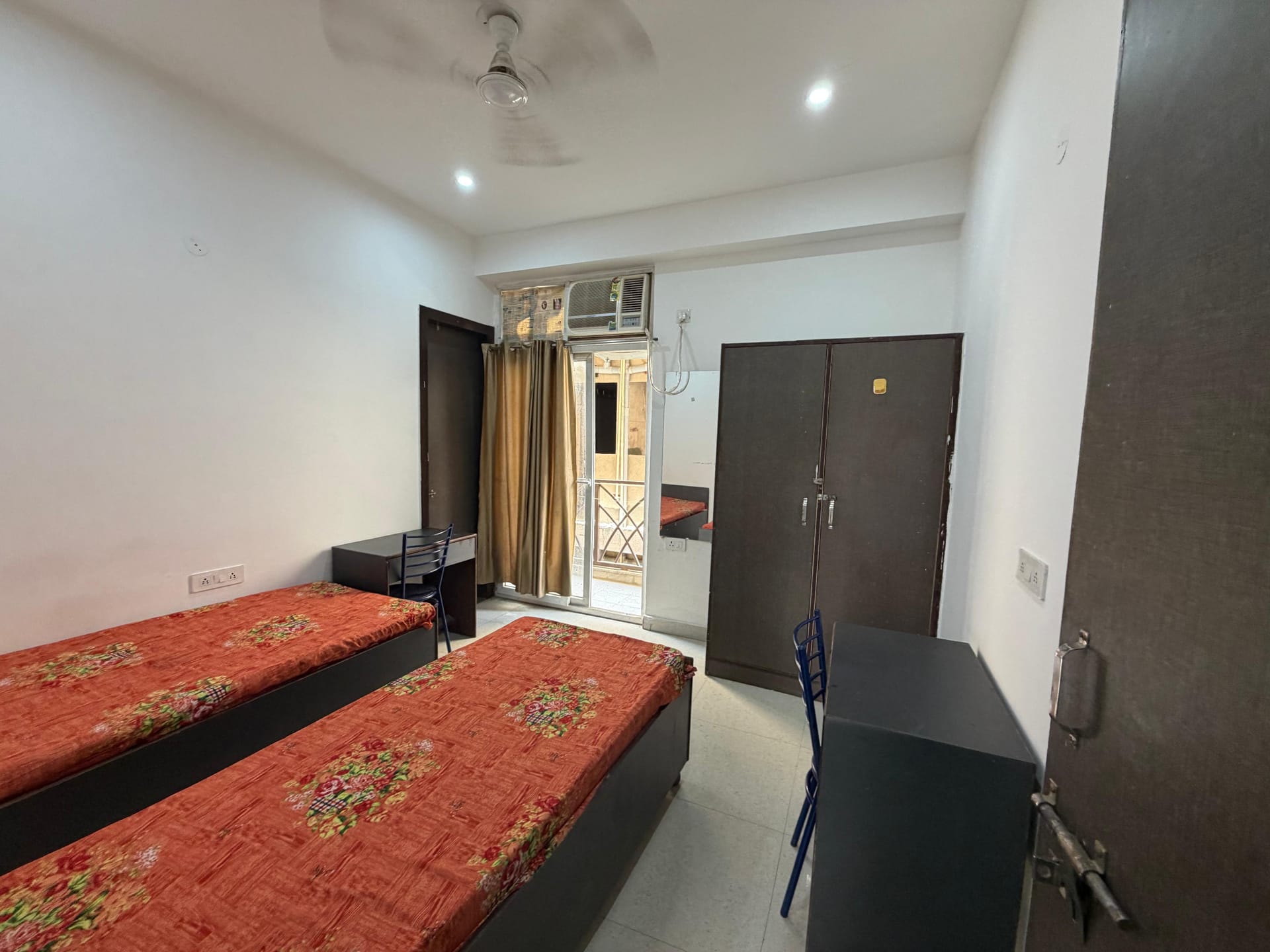 White House Girls Hostel Gallery Image 13